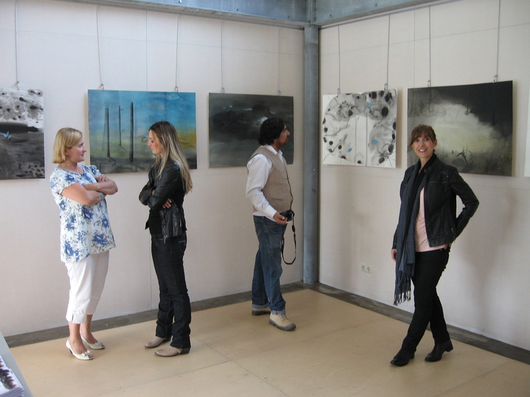 Neşe (rechts) bij haar tentoonstelling Foto: José Stolp, augustus 2011 