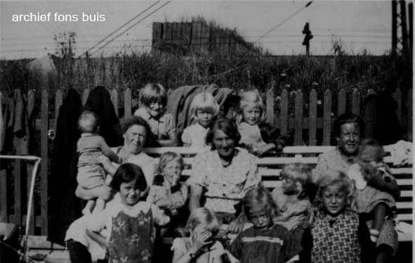 Foto’s van de speeltuin heb ik niet kunnen vinden. Wel deze uit circa 1935 waarop mijn moeder en mijn zusjes staan. Foto: collectie Fons Buis 