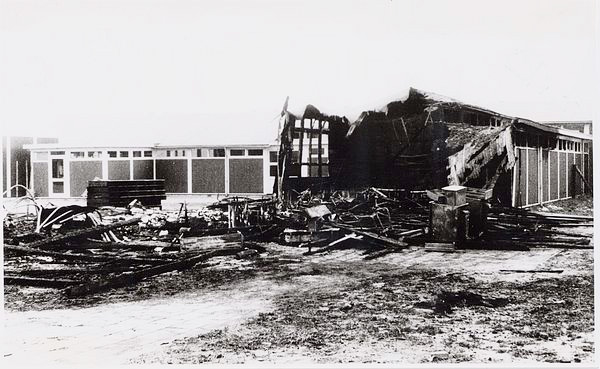 Later ging de houten school in vlammen op. Foto: Beeldbank van het stadsarchief van de gemeente Amsterdam. 