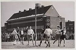Balboaplein Korfballen op het Balboaplein,<br />Foto: Beeldbank Gemeentearchief, 1958 