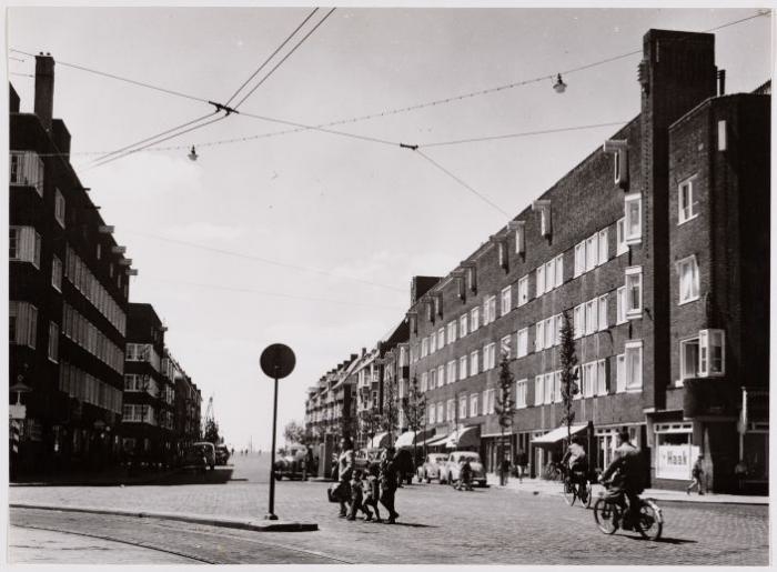Heemstedestraat (1) De Heemstedestraat gezien vanaf het Hoofddorpplein naar de Westlandgracht.<br />Foto: 11.06.1959, collectie: Gemeente Archief Amsterdam; eigen foto's, fotograaf: J.M. Arsath Ro'is 