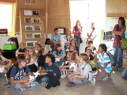 De leerlingen luisteren aandachtig wie, wat, wanneer, waar Foto: Angar Veerkamp, 23 juni 2010 