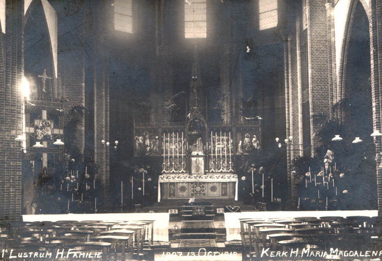 interieur 1907 Op deze foto staat het jaartal 1907 - feest van de Heilige Familie. Het altaar heeft inmiddels de zijpanelen, maar er staan nog steeds bidstroeltjes 