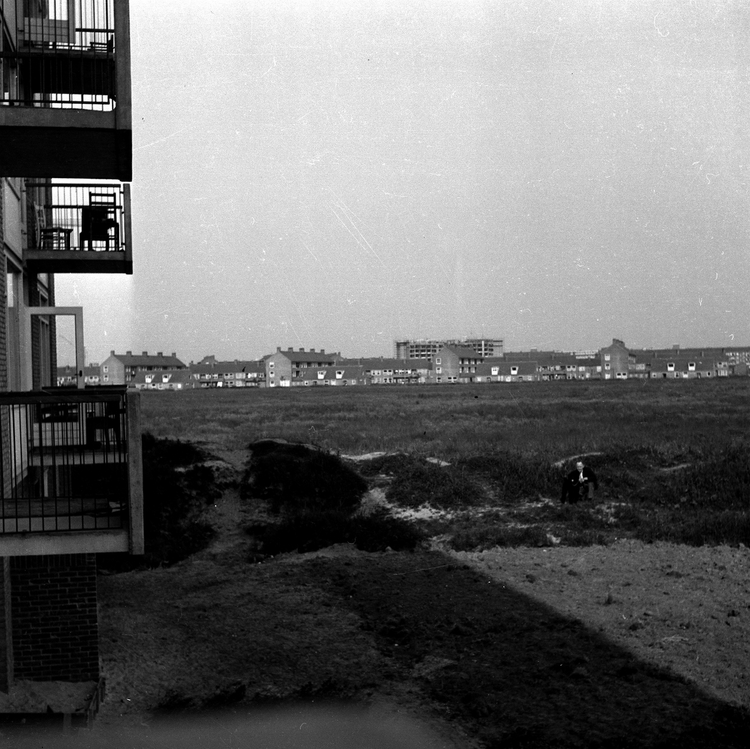 Eendrachtspark Eendrachts "park" in 1958 gezien vanaf het balkon in de    Dr. H. Colijnstraat . 