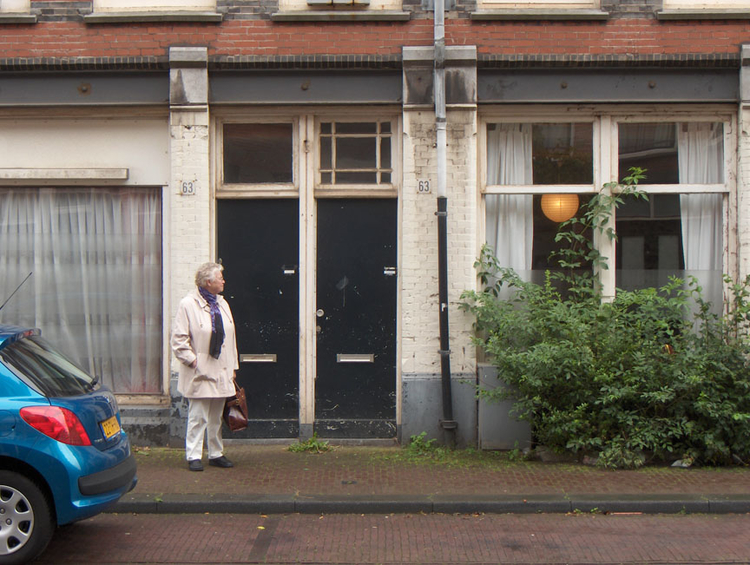 Van der Hoopstraat 63, de voordeuren. Foto: Joop Loots, 18 augustus 2008 