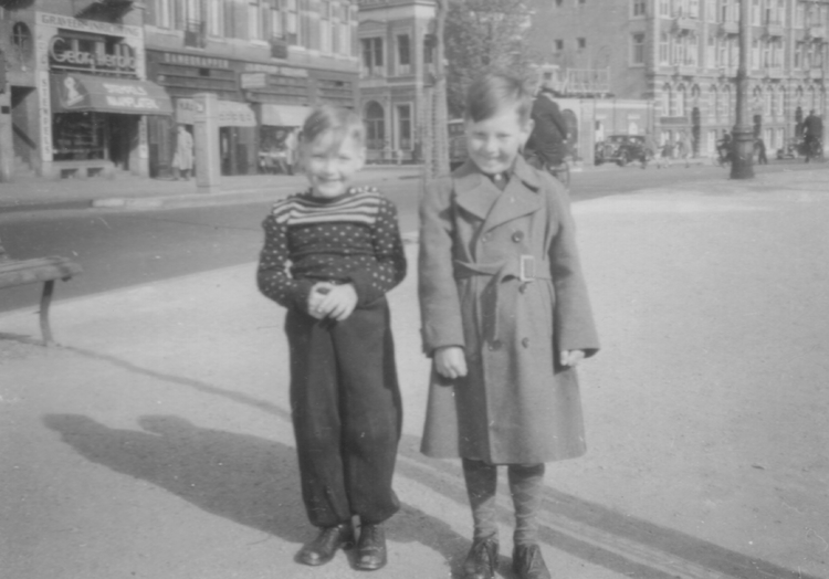  bij de grootouders van Jan Rutgers voor de deur.<br />Foto: 1950, collectie Jan Rutgers 
