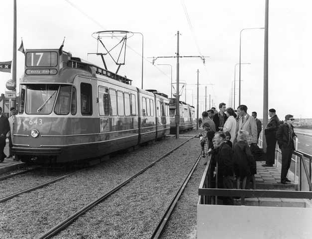 Opening van tramlijn 17 naar Osdorp. De halte Johan Huizingalaan op de Cornelis Lelylaan Foto: Tj.E. Swierstra, 9 september 1962 