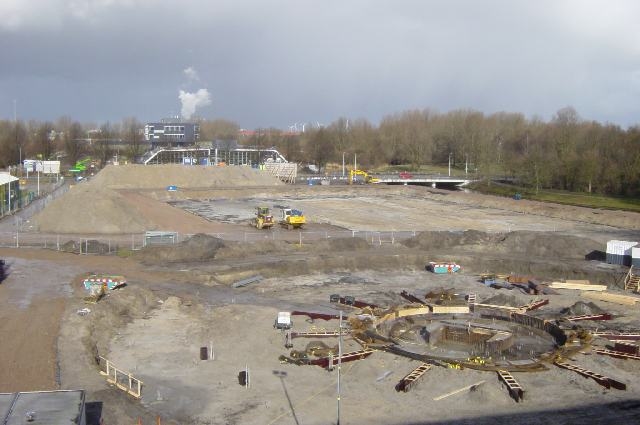 Hier stond de Scheepvaartschool - op de achtergrond het nieuwe Sportcentrum Ookmeer Foto: An van Batum 