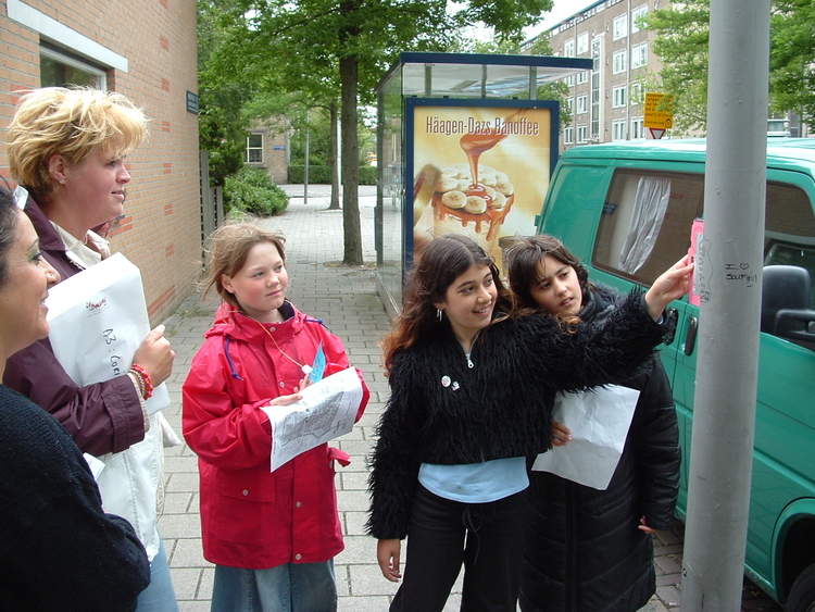 In de wijk met de leerlingen Leerlingen van het Koggeschip laten in Geuzenveld hun speciale plekjes zien. Donderdag 24 juni 2004 