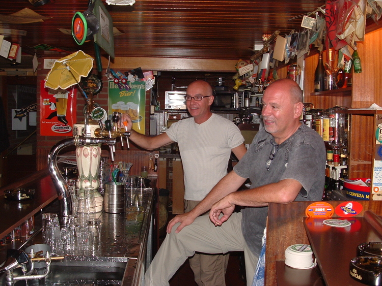 Hans en Wim Hans en Wim achter de bar van hun caf? de Oostoever, augustus 2004. 