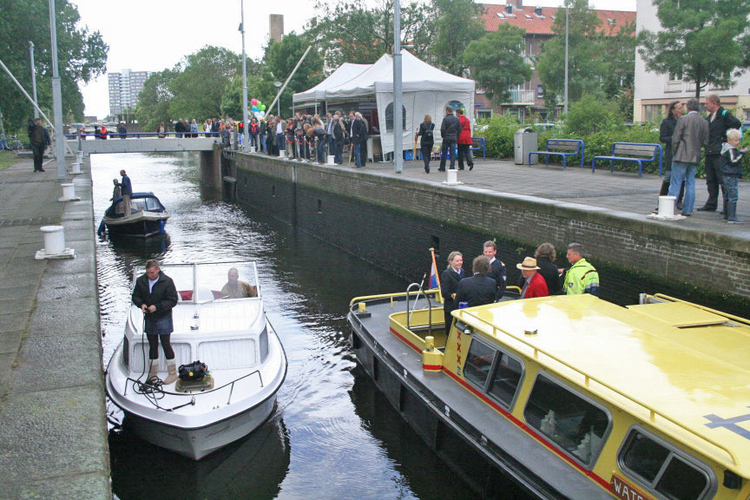 De eerste bootjes, waaronder een boot van de Dienst Binnenwaterbeheer (BBA), gaan door de op afstand bediende Cramergrachtsluis wie, wat, wanneer, waar Foto: Erik Swierstra, 19 juni 2010 