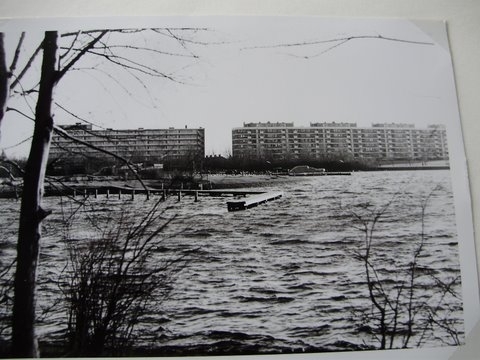 Het haventje aan de Sloterplas met de flats aan de Eastonstraat Foto: 1974/1975, collectie Douwe Stapersma 