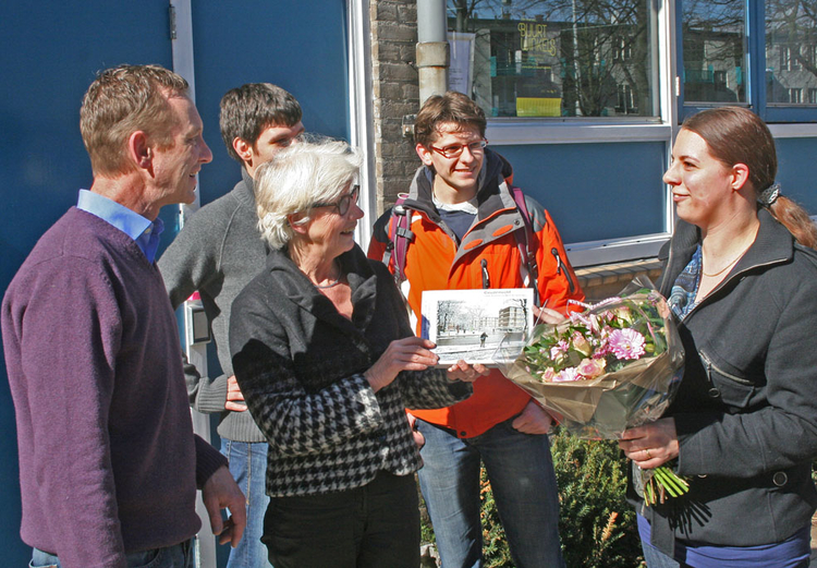 Duizendste bezoeker (rechts) krijgt tentoonstellingsboek van schrijfster Ineke Teijmant. Foto: Erik Swierstra, 19 maart 2011 