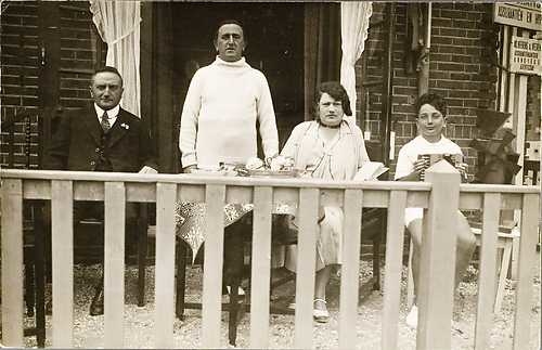 Familiefoto met van links naar rechts Hartog (Hakkie) Goldsmit, Salomon Goldsmit, Rebecca Goldsmit-Polak en Freddy Goldsmit Foto: circa 1933 (bron: collectie Joods Historisch Museum) 
