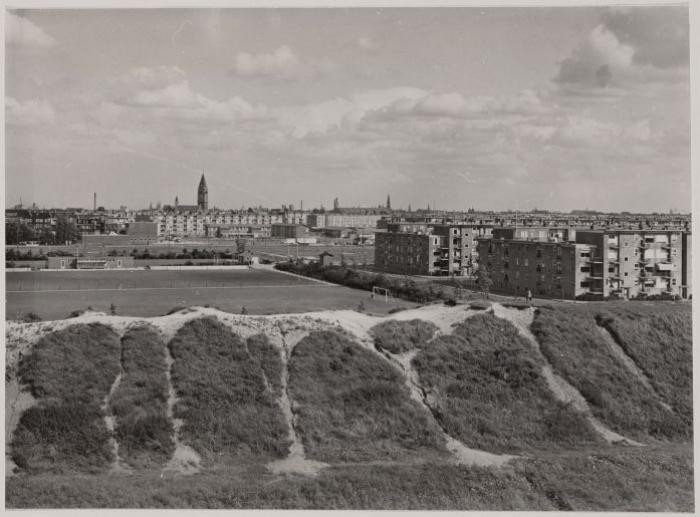 De dijk met uitzicht naar de De Roos van Dekamaweg Foto: Beeldbank van het Stadsarchief van de gemeente Amsterdam, 27-08-1957, fotograaf: Rinus Knopper. 