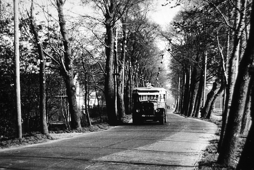 Vanaf 1925 was buslijn G de opvolger van de vroegere tram naar Sloten. De bus op de Sloterweg, nabij de Ringspoordijk, gezien in oostelijke richting met bus naar Sloten; circa 1935. Bron: beeldbank Stadsarchief Amsterdam. 