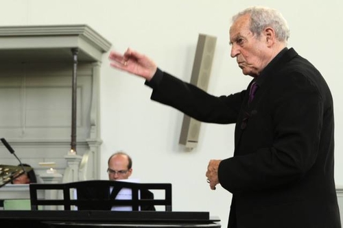 Otto Klap dirigeert Barber, Boulanger, Dvorák en Poulenc in de Sloterkerk, 2013. Bron: copyright Koor van Meneer de Wit 