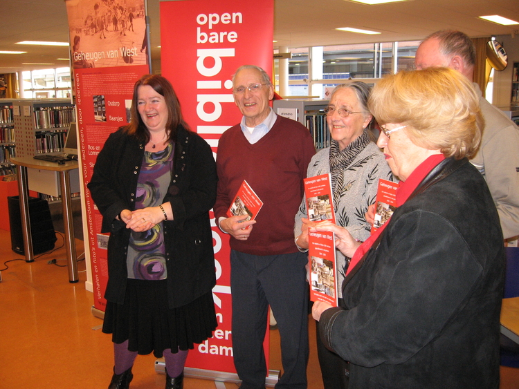 Marjo Teuling (links) en de trotse verhalenschrijvers met de eerste exemplaren van het boekje wie, wat, wanneer, waar Foto: José Stolp, 3 februari 2010 