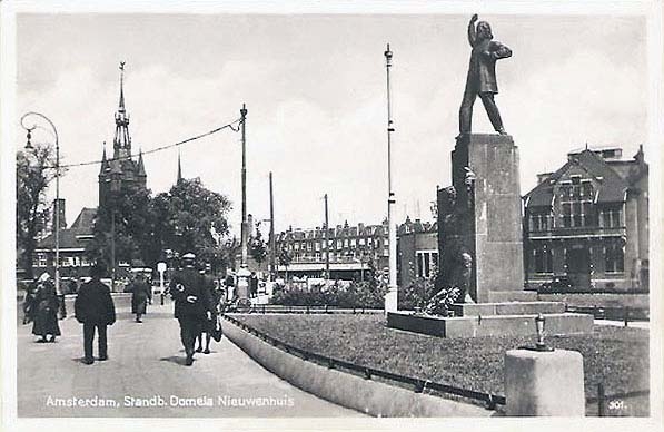 Het standbeeld van Domela Nieuwenhuis op het Nassauplein Foto: ansichtkaart 