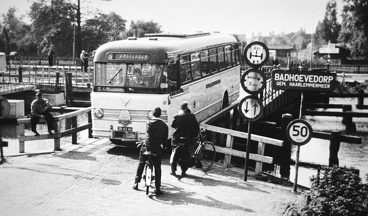 Buslijn 5 van Maarse & Kroon op de oude Sloterbrug bij Badhoevedorp, 1962. Bron: beeldbank Stadsarchief Amsterdam 