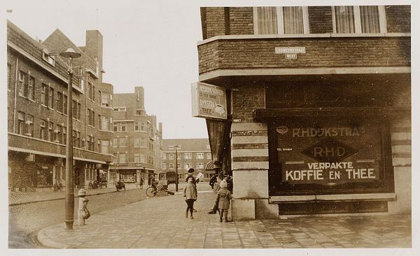 Koffie- en theehandel R.H. Dijkstra op de hoek van de Legmeerstraat en de Weissenbruchstraat. Foto: Beeldbank van het Stadsarchief van de gemeente Amsterdam, omstreeks 1950 