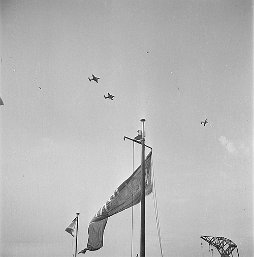 Vliegtuigen in de lucht boven Amsterdamse haven, 1945. Bron: Bron/copyright: Nationaal Archief 