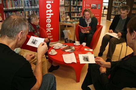 Joke Hilverda leest voor terwijl de foto's rondgaan die de verhalen illustreren Foto: Leen Visser 