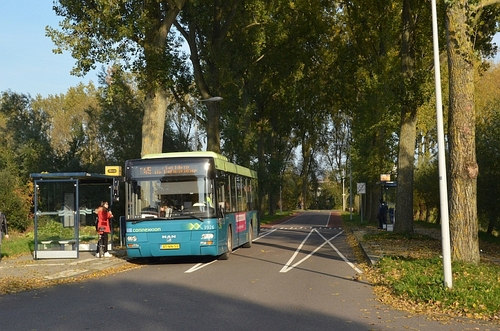 Buslijn 145 op de Vrije Geer bij de halte Osdorperweg, oktober 2015. Bron: foto Erik Swierstra, 2015. 