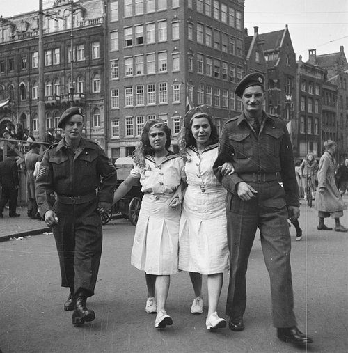 Twee meisjes in matrozenpakjes met twee militairen, 28 juni 1945 te Amsterdam Bron: Nationaal Archief, Den Haag 