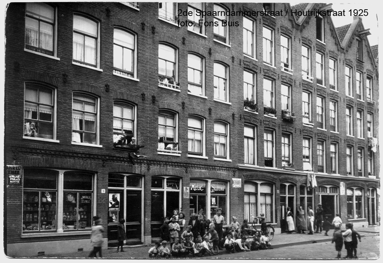 houtrijkstraat 9,11,13,15,17 Deze foto zou stammen uit 1925 en mijn grootmoeder en grootvader zouden staan bij het woonhuis 13, dat oorspronkelijk een café zou zijn geweest. 