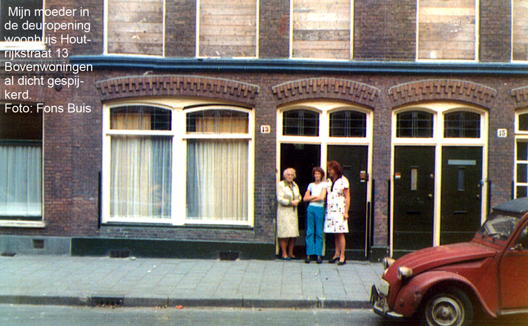houtrijkstraat 13 Hier staat mijn moeder met mijn zus en dochter in de deuropening van nummer 13. De bovenwoningen zijn al dicht gespijkerd voor de afbraak. Mijn vader en moeder zouden kort daarna vertrekken naar de Houtmankade. 