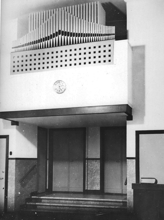 Het orgel op Vredenhof, met het loze pijpenfront wie, wat, wanneer, waar Foto: collectie Lex Bol 