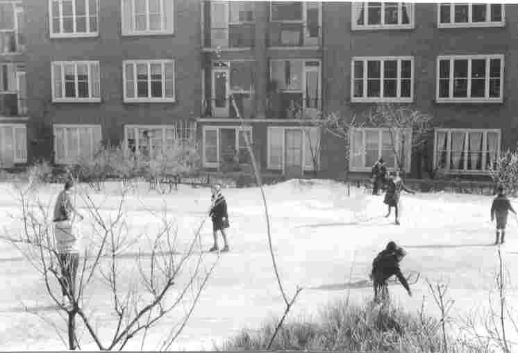 Schopenhauerhof 1 's Winters schaatsen in de achtertuin van het Schopenhauerhof en het Hegelhof. (1955) 