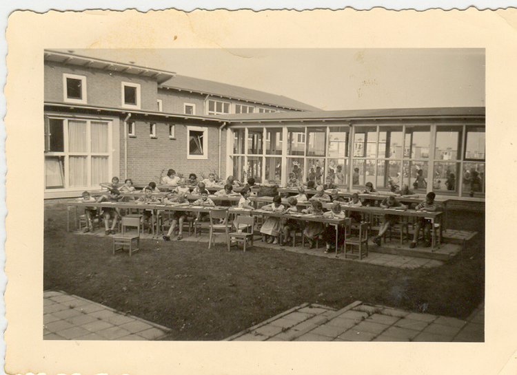 Schoolklasje Roëllschool Met mooi wwer natuurlijk buiten. (Foto: Anita Florijn, jaren vijftig) 