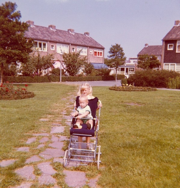 Eckeharthof 1 Eckeharthof met het ouderlijk huis van Anita Florijn (met blauwe markies) <br />Foto: 1970, met nichtje en zoon van Anita Florijn. 