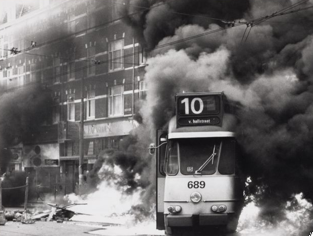 Lijn 10 moedwillig in brand gestoken in de van Baerlestraat door demonstranten na de ontruiming van de Lucky Luyk (Jan Luijkenstraat 3-5). Foto: Beeldbank van het Stadsarchief van de gemeente Amsterdam, fotograaf: Frans Busselman; 11-10-1982 