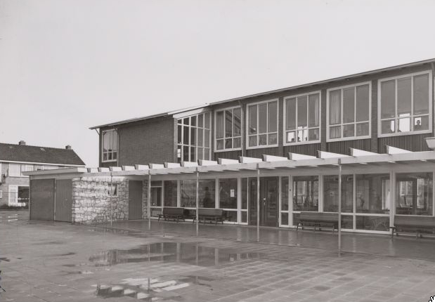 De hoofdingang van de kleuterschool 't Waterhoentje. Harry Koningsbergerstraat 24 Foto: Beeldbank van het Stadsarchief van de gemeente Amsterdam, 5 november 1956 Foto: Beeldbank van het Stadsarchief 