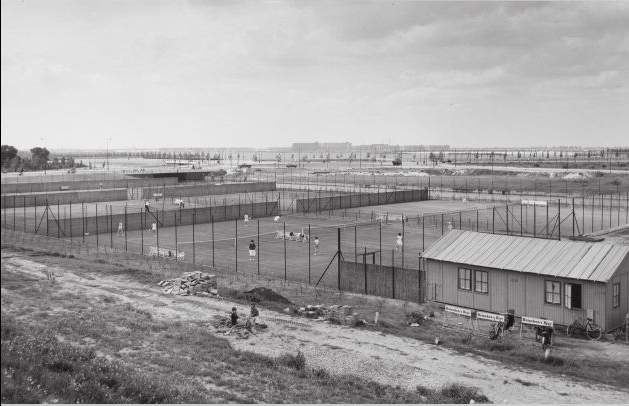 Tennispark aan de Burgemeester Cramergracht met op de voorgrond de teen van de latere spoordijk. Foto: Beeldbank van het Stadsarchief van de gemeente Amsterdam, 14 juni 1960 