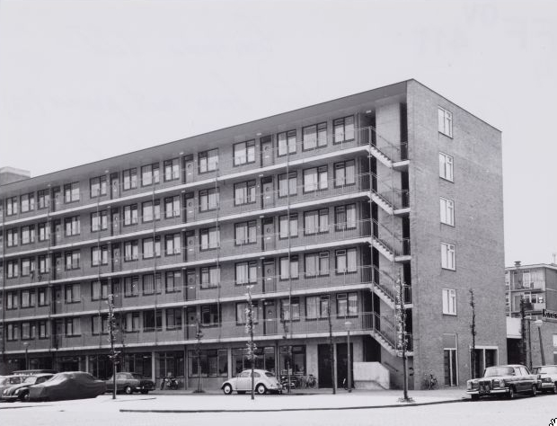 'Onze flat' Marius Bauerstraat/ Jan Tooropstraat Foto: Beeldbank van het Stadsarchief van de gemeente Amsterdam, onbekende datum 