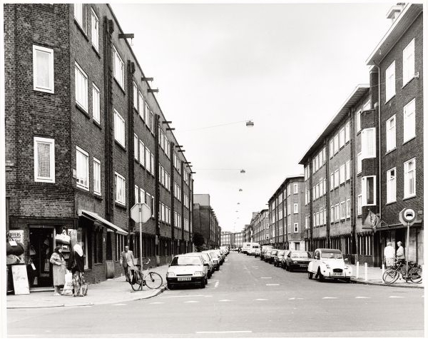 Bestevaerstraat, gezien vanaf Jan van Galenstraat met links hoek nr. 112, achteraan rechts is de ingang Bloys van Treslongstraat Foto: Beeldbank van het Stadsarchief van de gemeente Amsterdam, juli 1987 