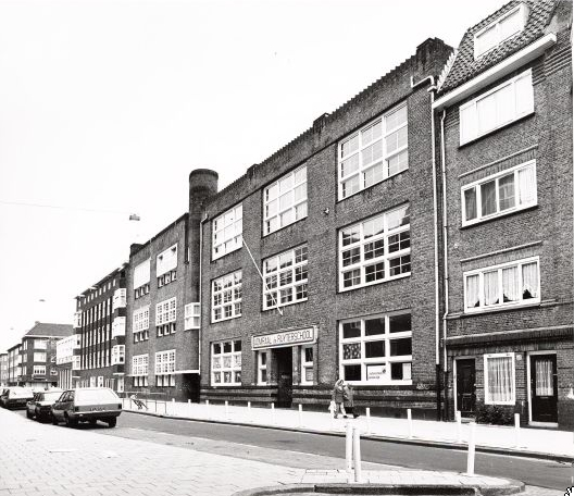 De Admiraal de Ruyterschool, Bestevaerstraat 42-44 Foto: Beeldbank van het Stadsarchief van de gemeente Amsterdam, juli 1987 