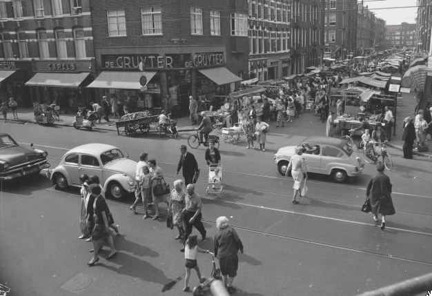 Ten Katemarkt vanaf de Kinkerstraat Foto: Beeldbank van het Stadsarchief van de gemeente Amsterdam, mei 1964 