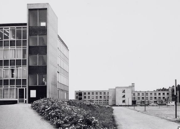Links het Sint Lucasziekenhuis, op de achtergrond het zusterhuis Foto: Beeldbank van het Stadsarchief van de gemeente Amsterdam, 7 juni 1971 