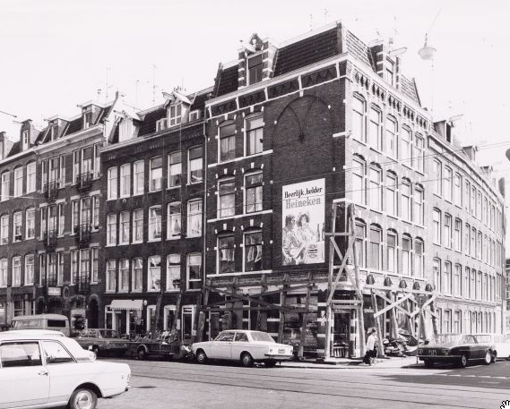  Van der Hoopstraat, 47 t/m 57 (vlnr.), met rechts de Fannius Scholtenstraat. Foto: Beeldbank van het stadsarchief van de gemeente Amsterdam, 1971 