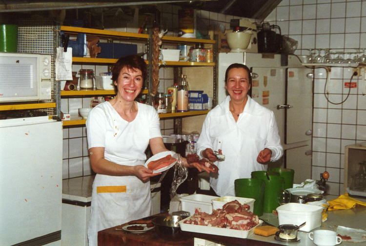 Restaurant Aleksandar Sonja en Violetta in de keuken 