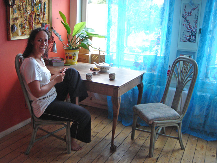 Amber Lot in haar rustgevende huiskamer wie, wat, wanneer, waar Foto: Yvette van der Does, 2007 