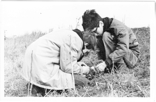 Jan de Vries en Jan Luiten bezig met een loopkeveronderzoek wie, wat, wanneer, waar Foto: collectie Jan Luiten 