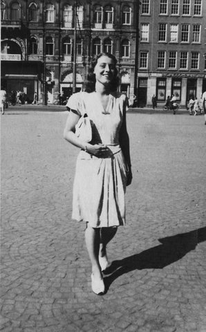 Anna op de Dam, 1947 Bron: fotograaf onbekend 