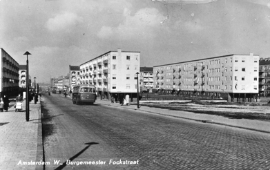 Burgemeester Fockstraat, druk: van Leer’s fotodruk ind nv, No. W 8, ongedateerd maar 1960-1965 geschat Ansichtkaart: collectie Jan Wiebenga 