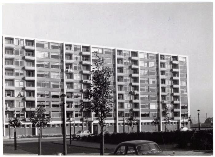 Antony Moddermanstraat (achterzijde) 4-186 Achterzijde flat Antony Moddermanstraat  4-186 (1 september 1959)  Bron: beeldbank Amsterdam 